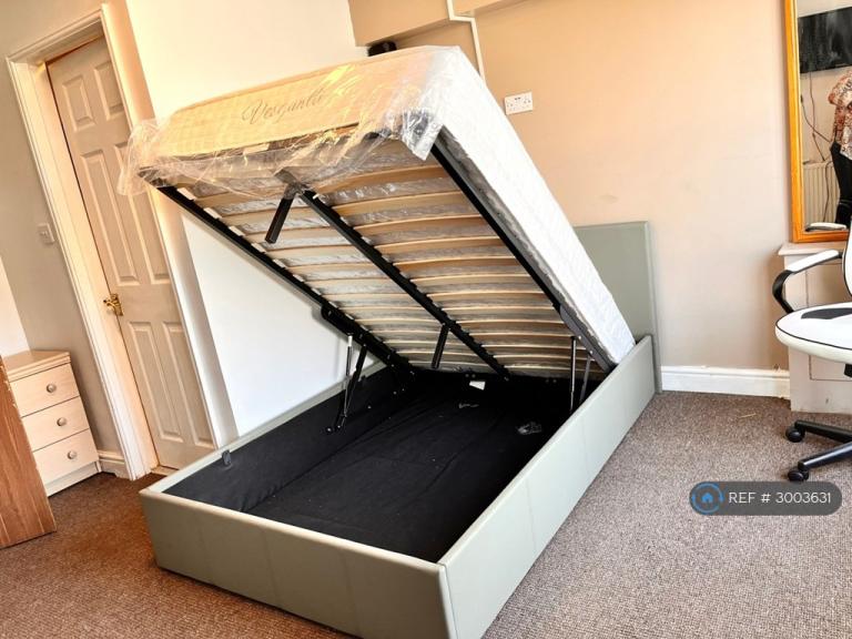 Room Stourbridge Road in Brierley Hill