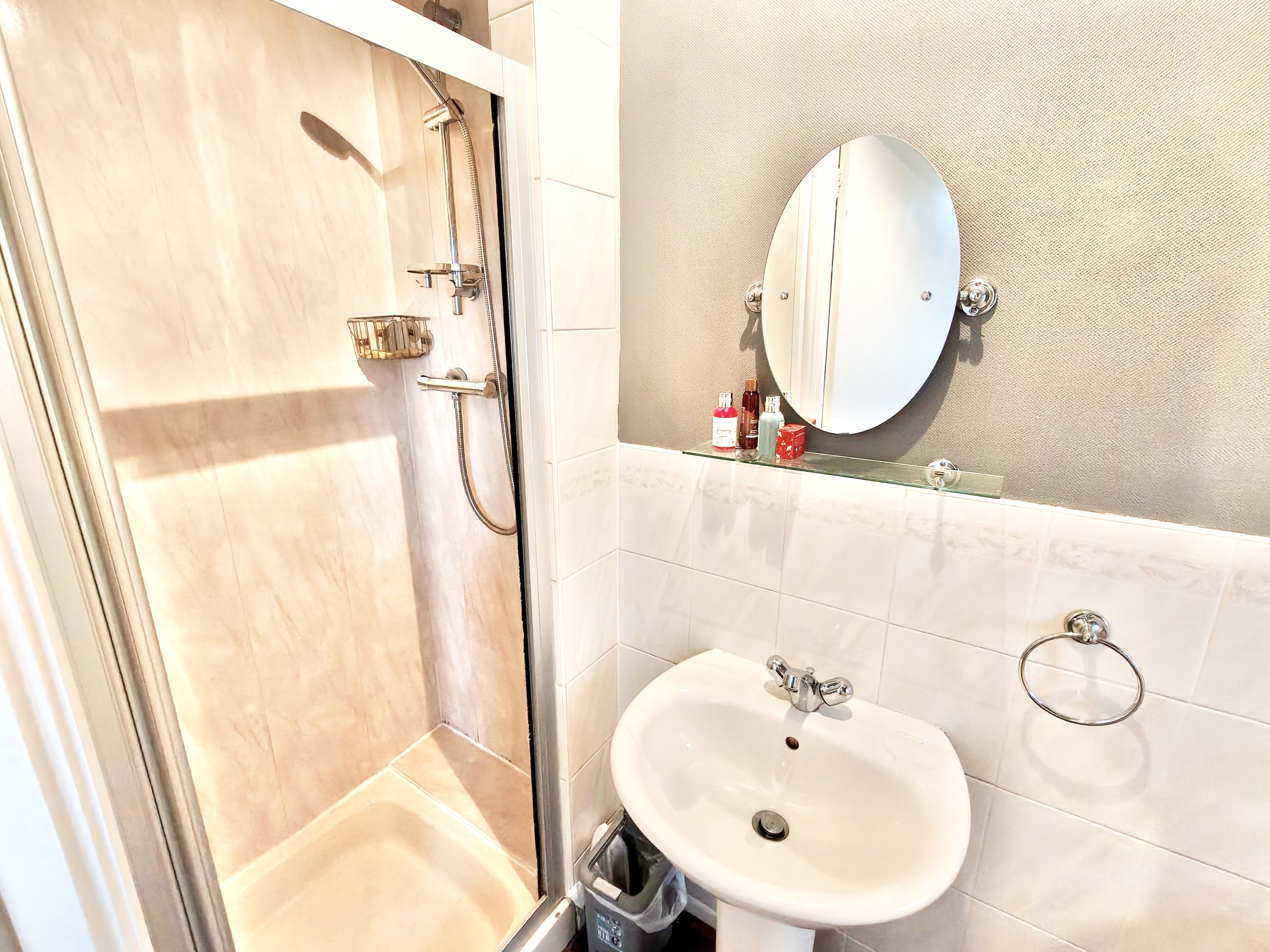Room Castle Crescent in Metropolitan Borough of Solihull
