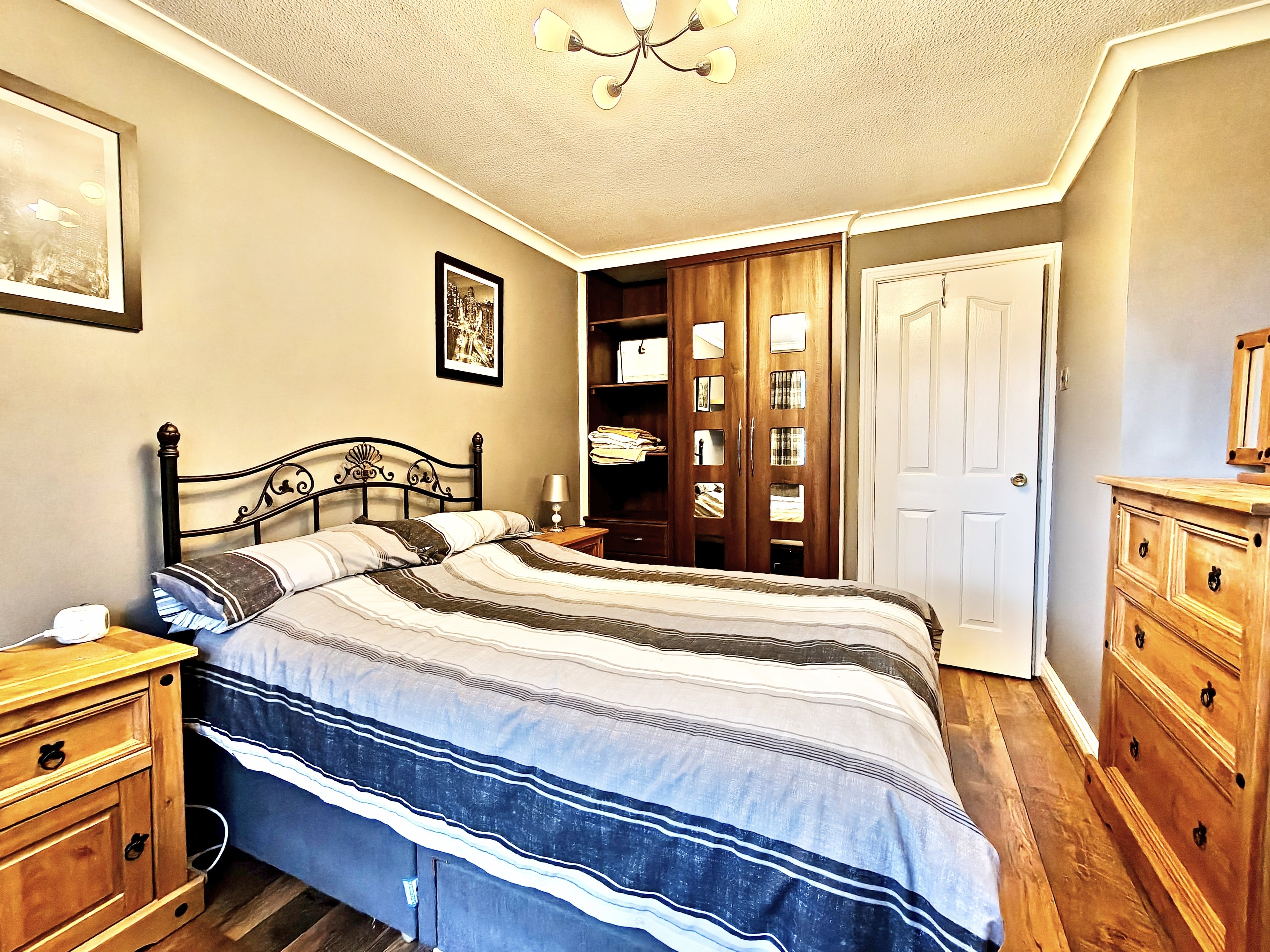 Room Castle Crescent in Metropolitan Borough of Solihull