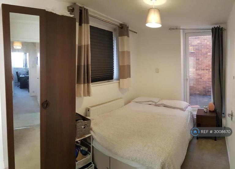Flat Pitfield Street in Greater London