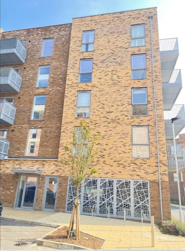 Room Crossways Boulevard in Dartford