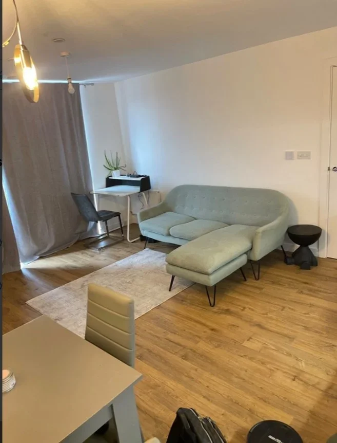 Room Crossways Boulevard in Dartford