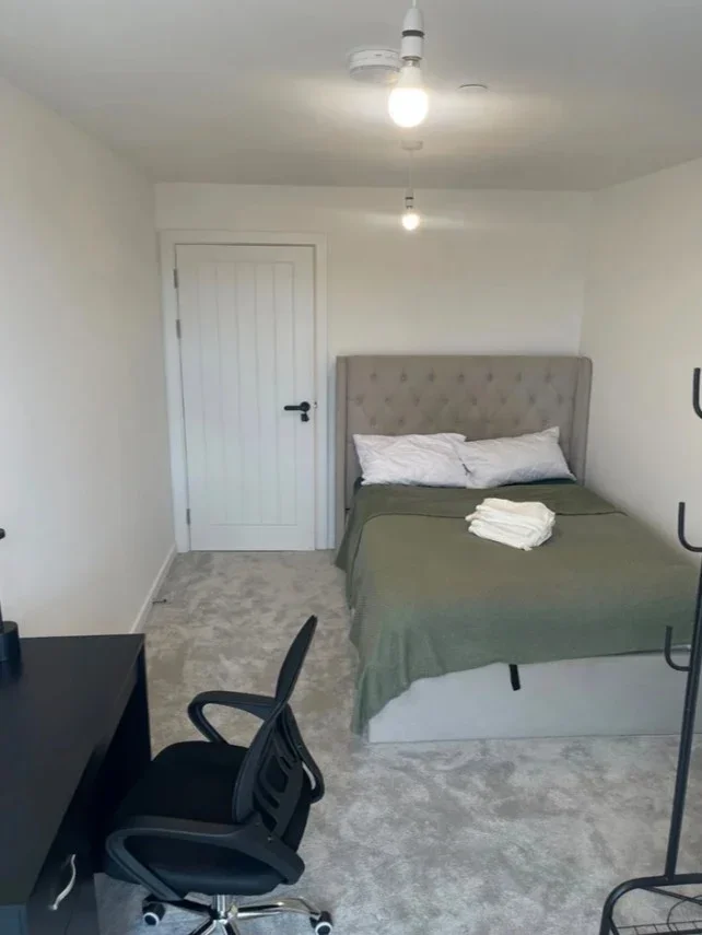 Room Crossways Boulevard in Dartford