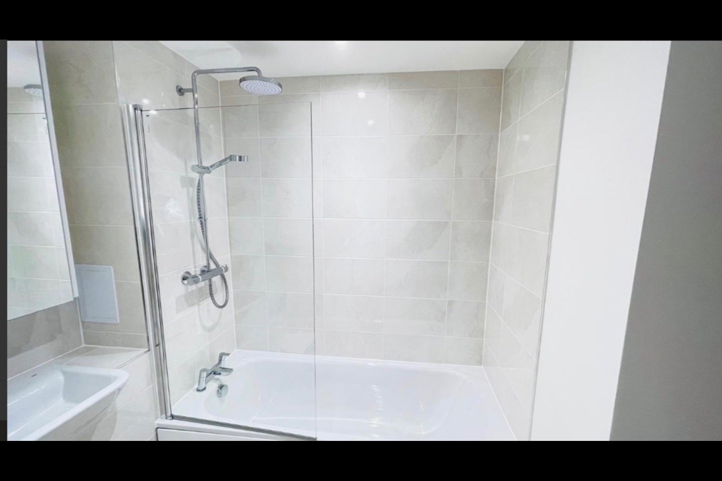 Room Crossways Boulevard in Dartford
