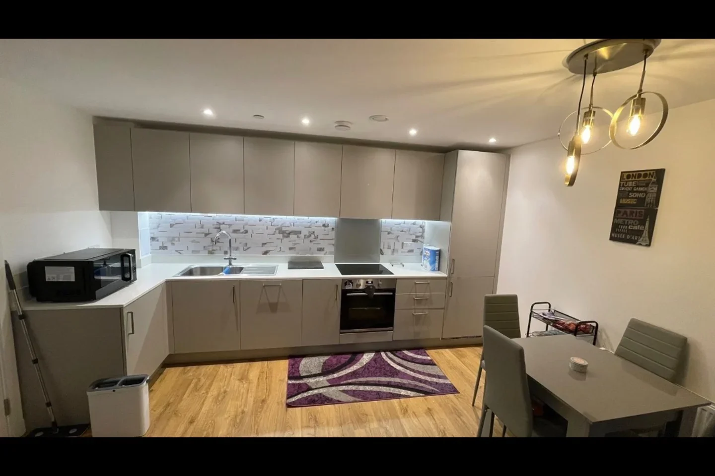 Room Crossways Boulevard in Dartford