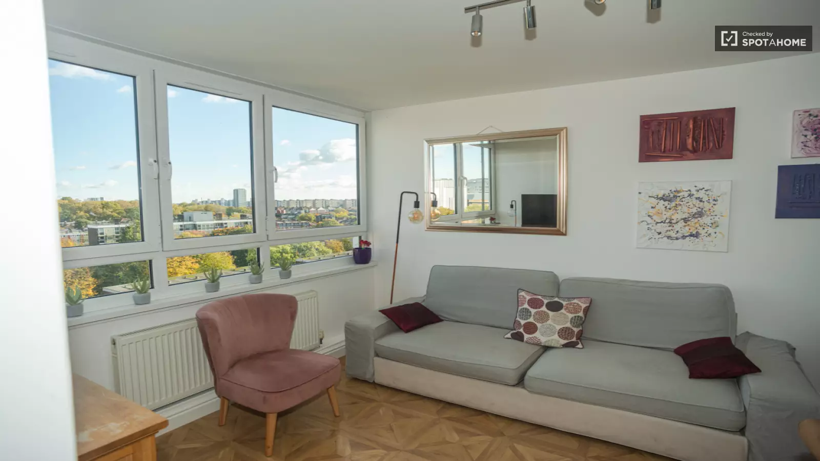 Flat Surrey Lane in Greater London