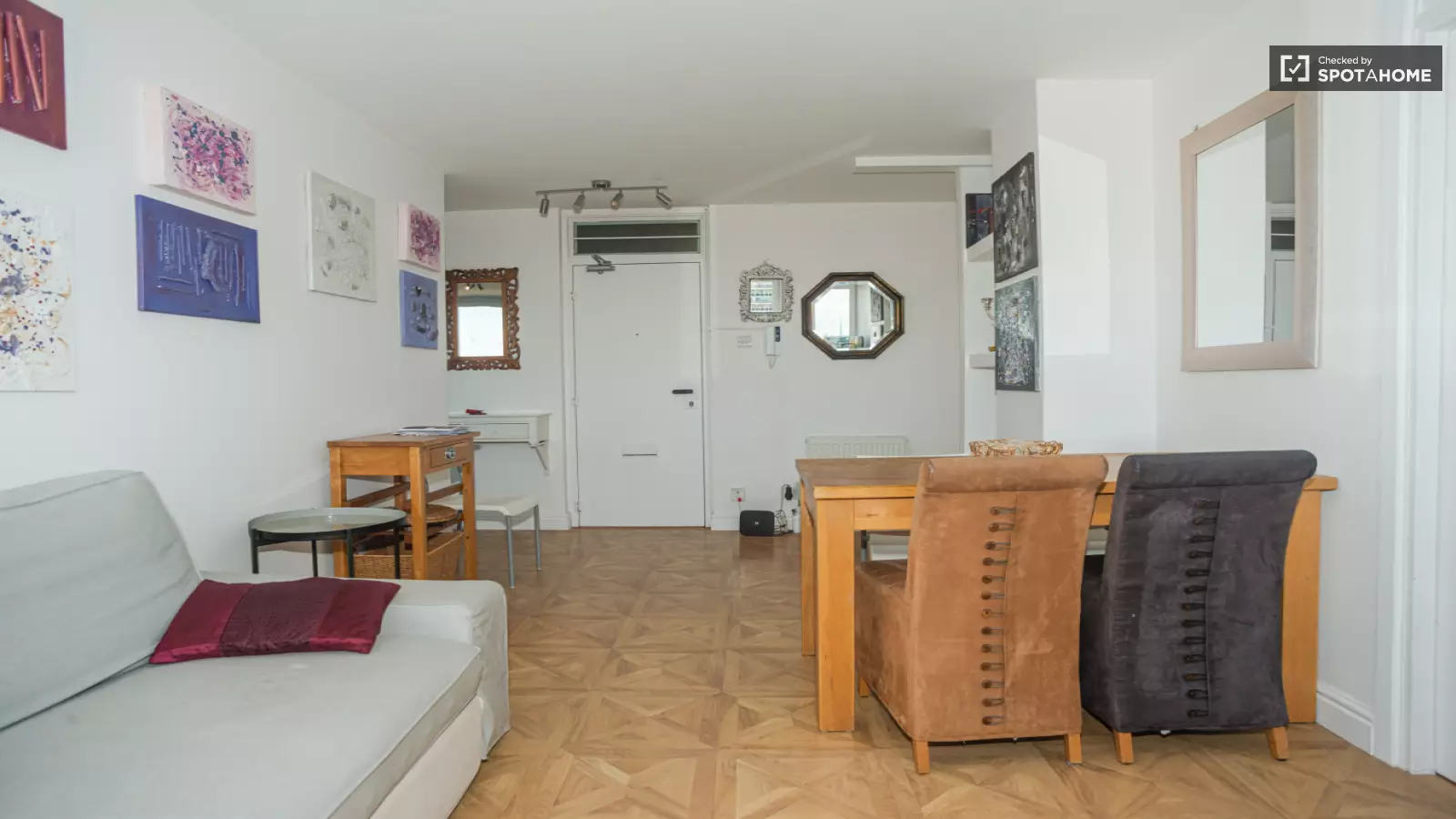 Flat Surrey Lane in Greater London