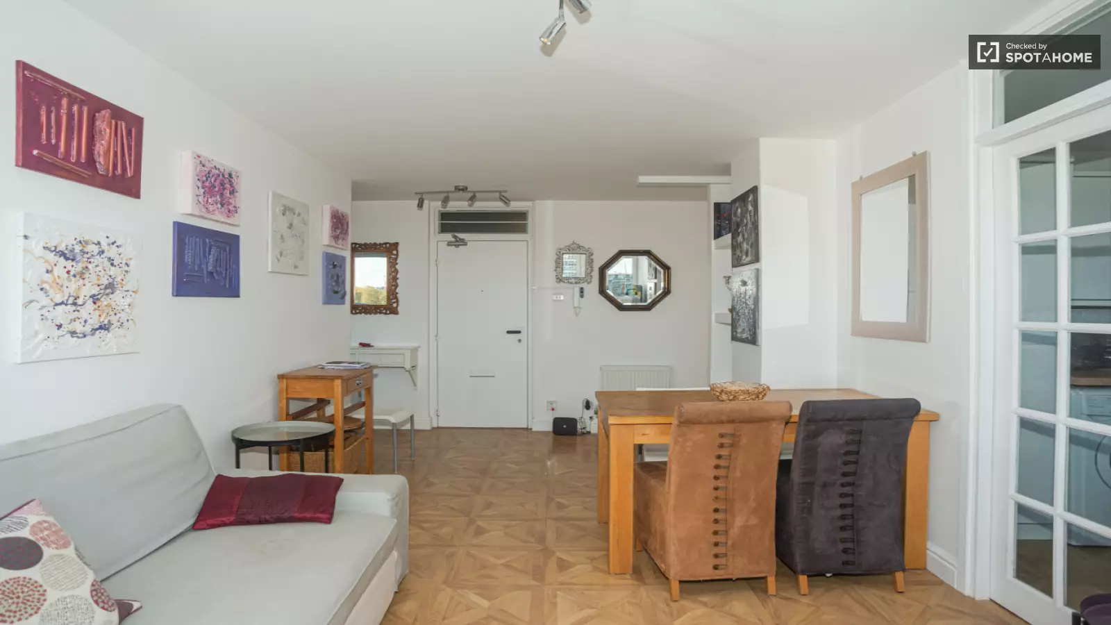 Flat Surrey Lane in Greater London