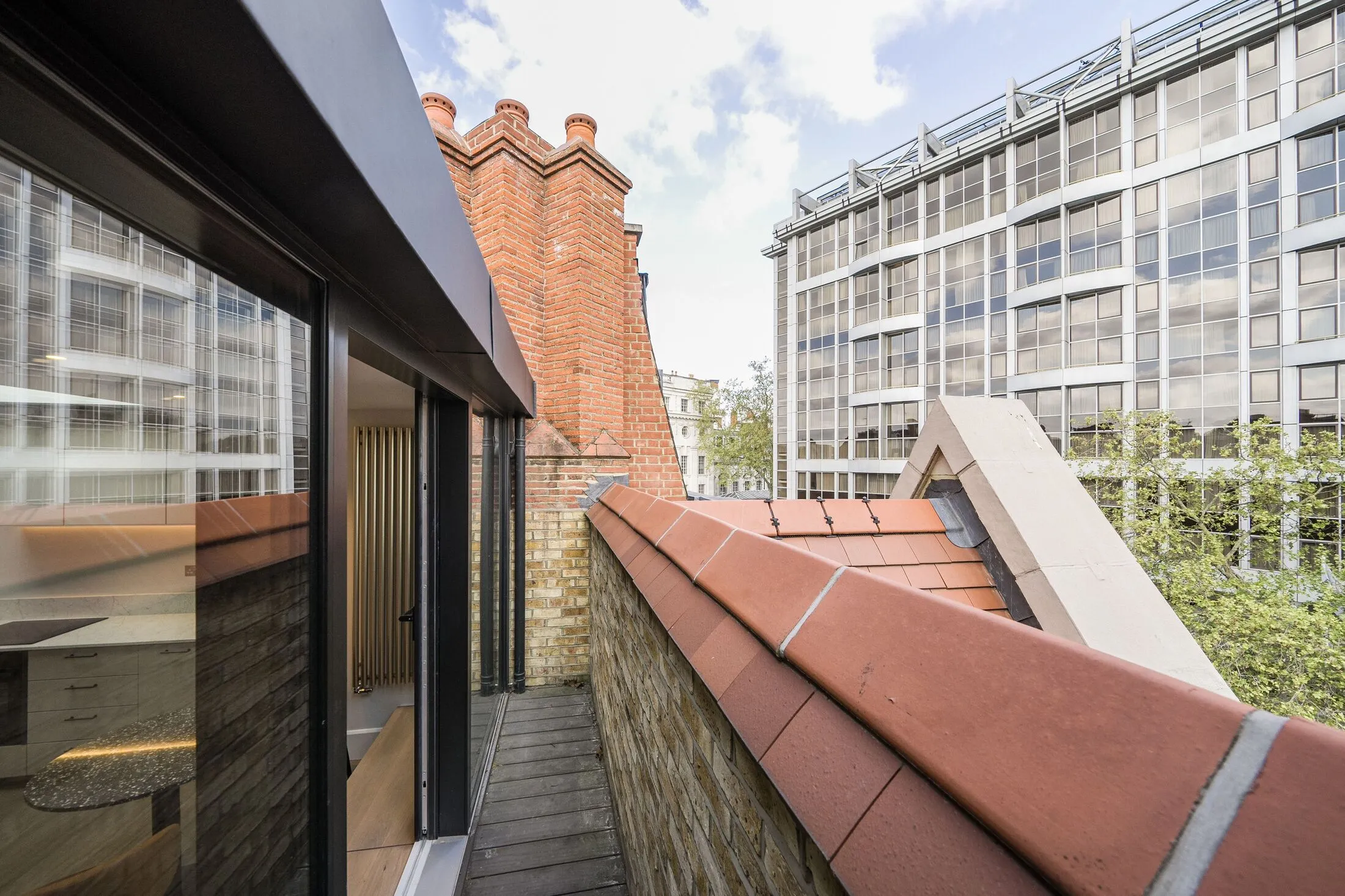 Flat Kensington Court in Greater London