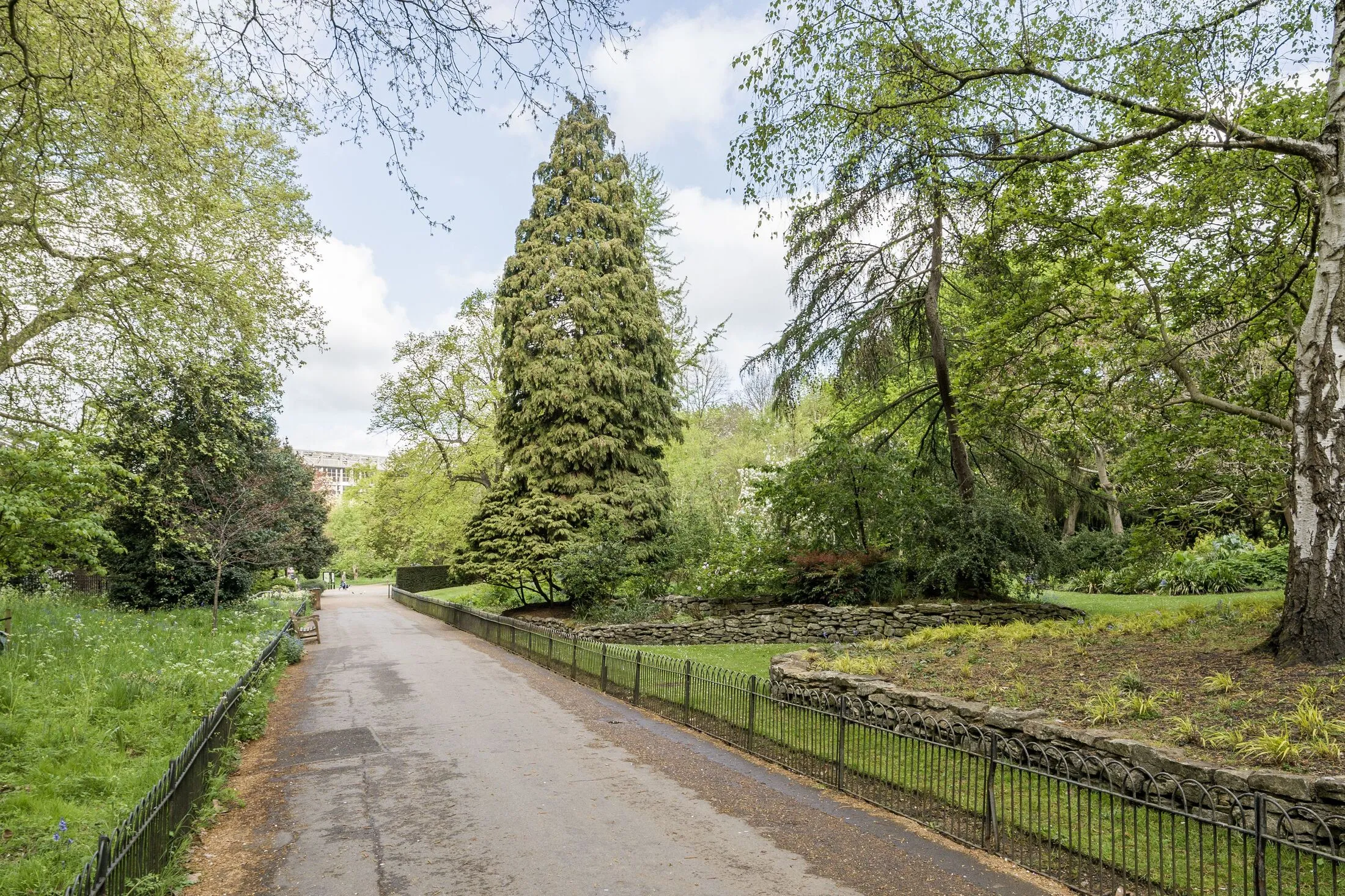 Flat Kensington Court in Greater London