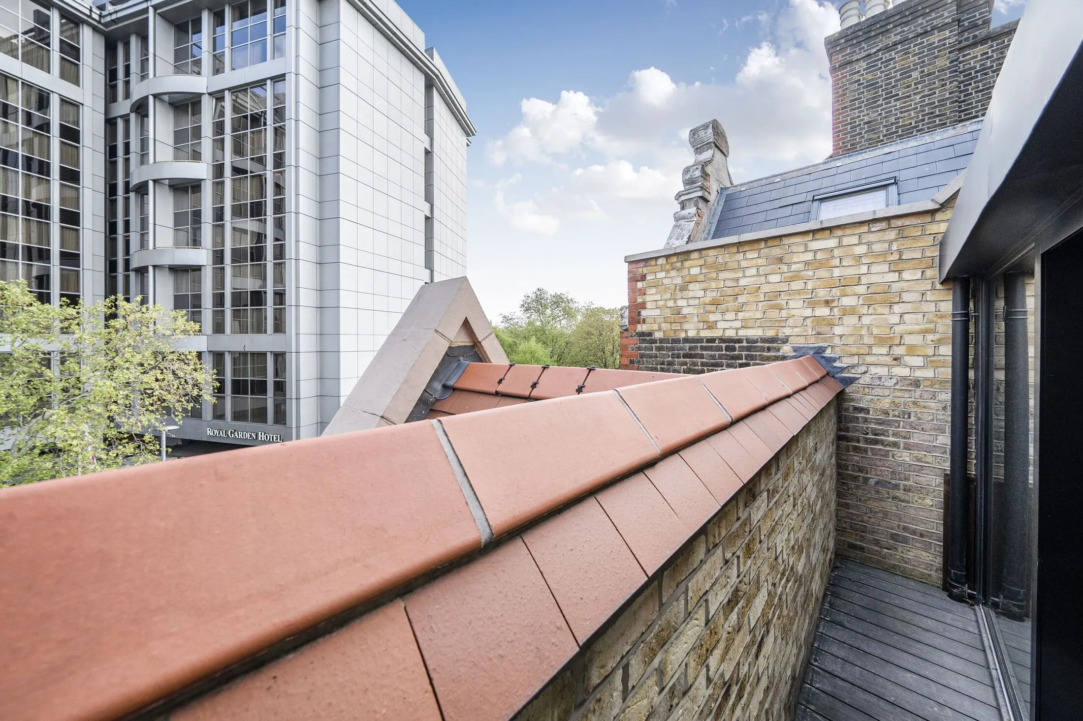 Flat Kensington Court in Greater London