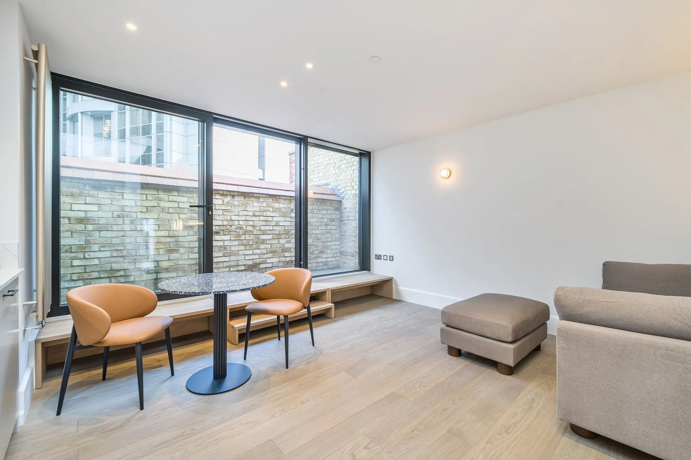 Flat Kensington Court in Greater London