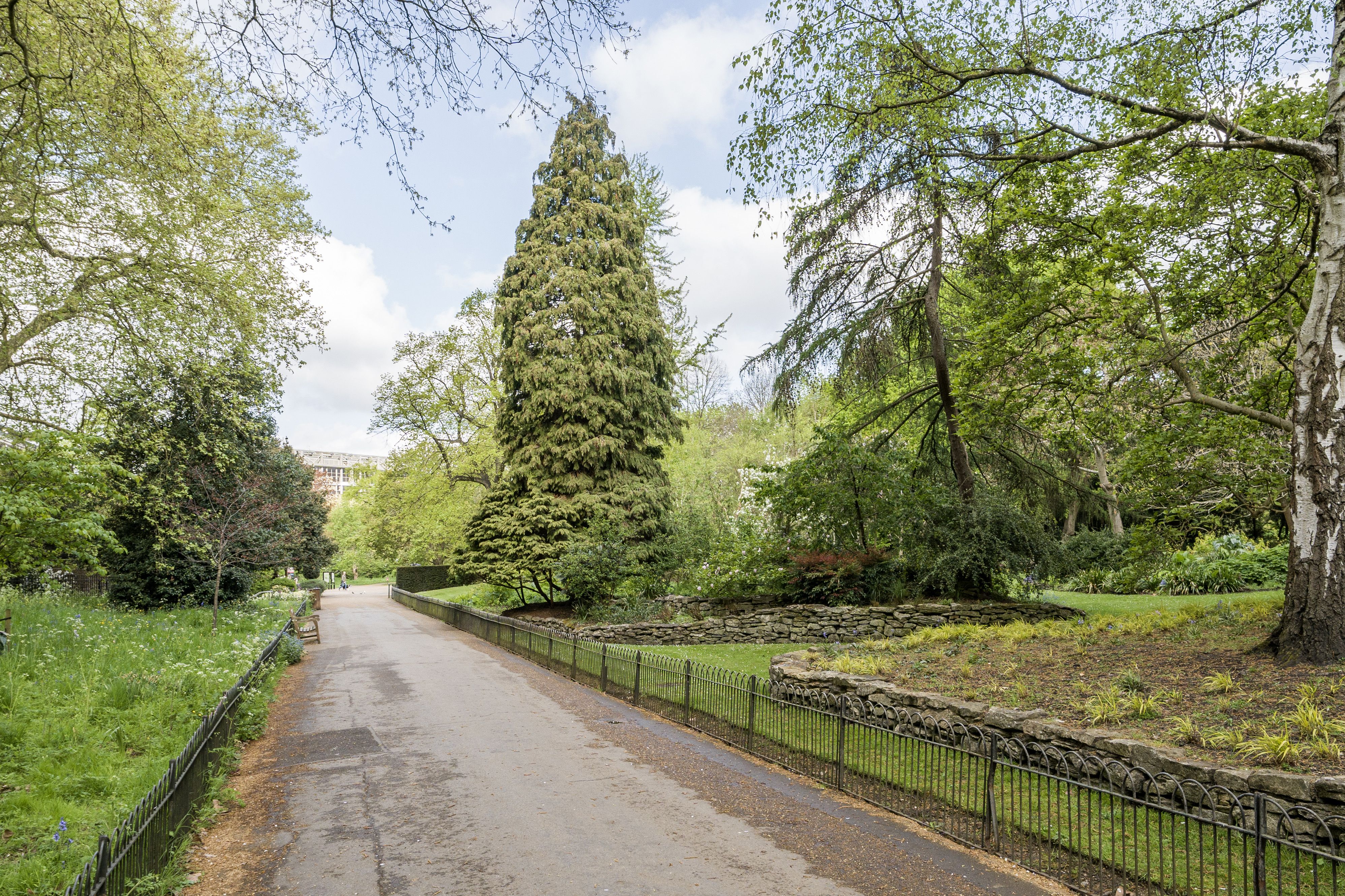 Flat Kensington Court in Greater London