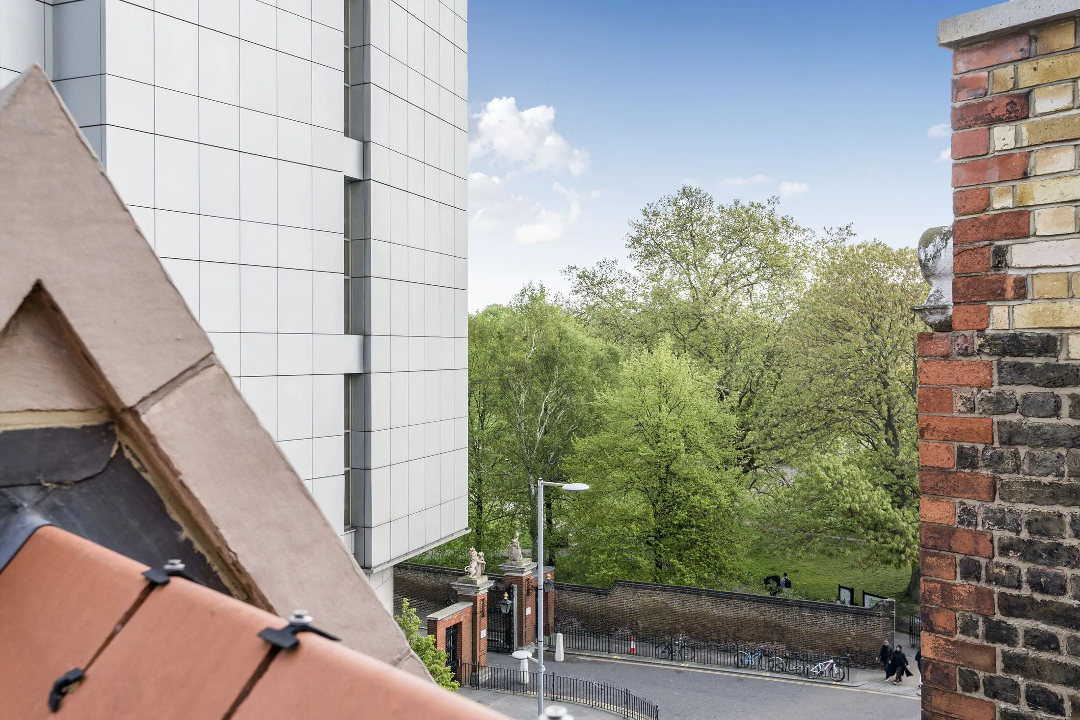 Flat Kensington Court in Greater London