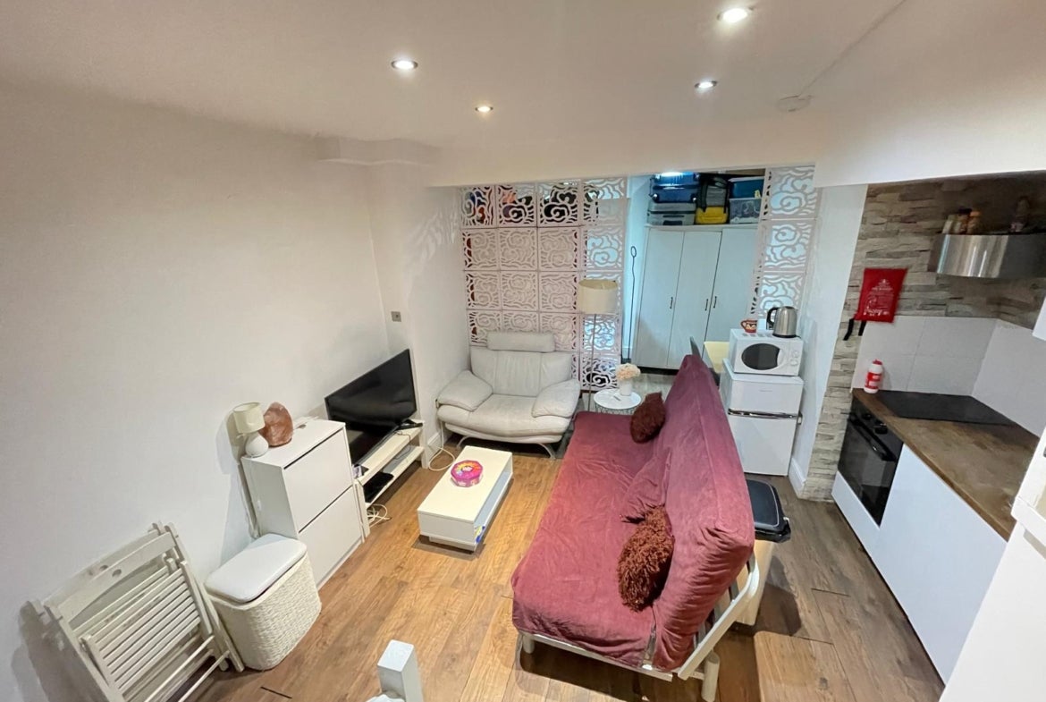 Flat Spelman Street in Greater London