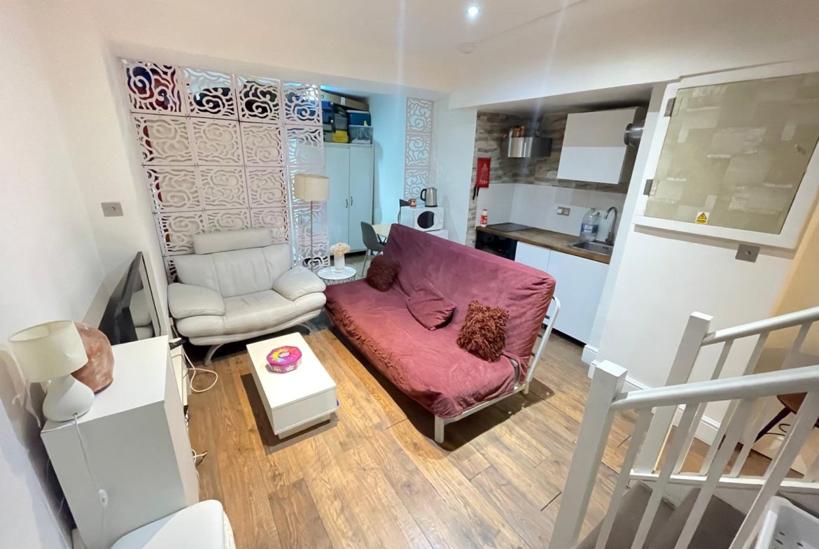 Flat Spelman Street in Greater London