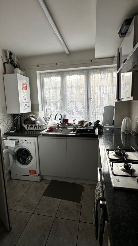 Room Galsworthy Avenue in Greater London