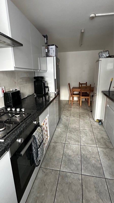 Room Galsworthy Avenue in Greater London