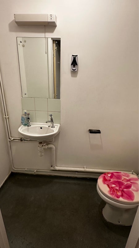 Room Galsworthy Avenue in Greater London