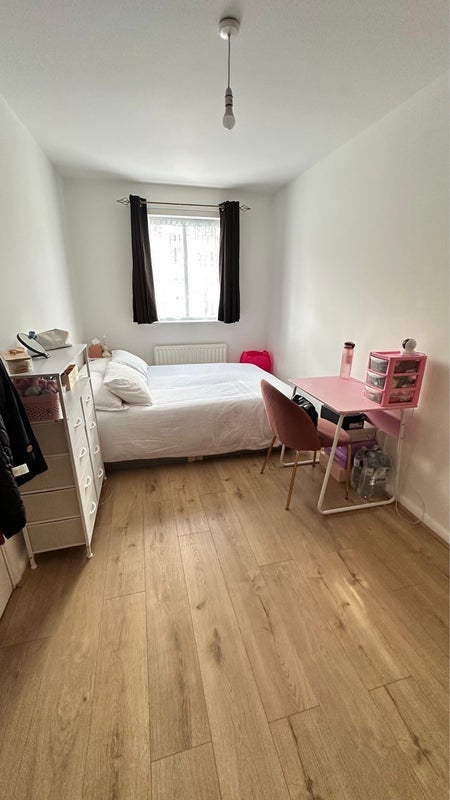 Room Galsworthy Avenue in Greater London