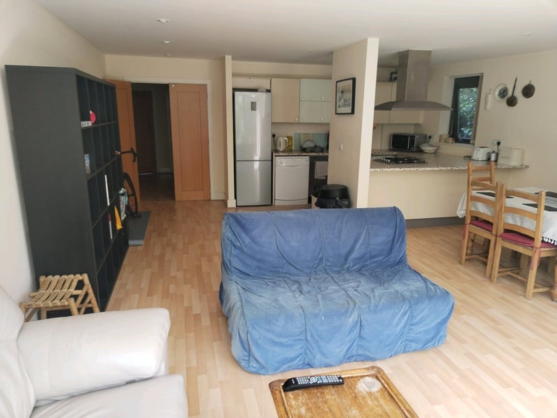 Room Manor Gardens in Greater London