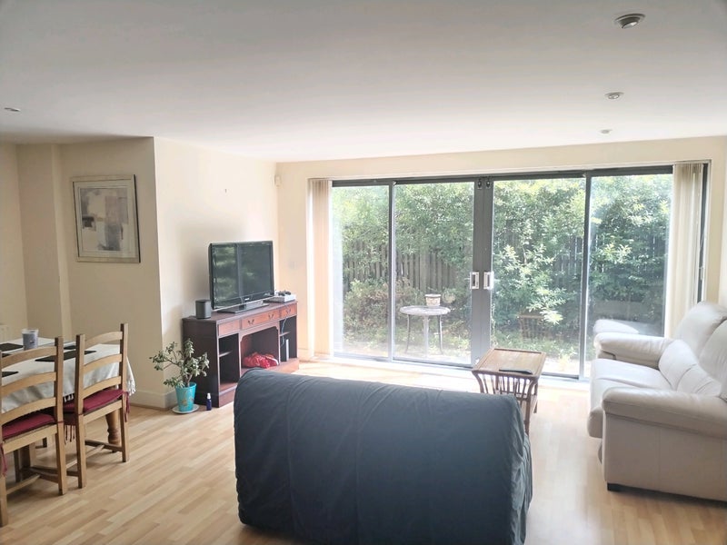 Room Manor Gardens in Greater London