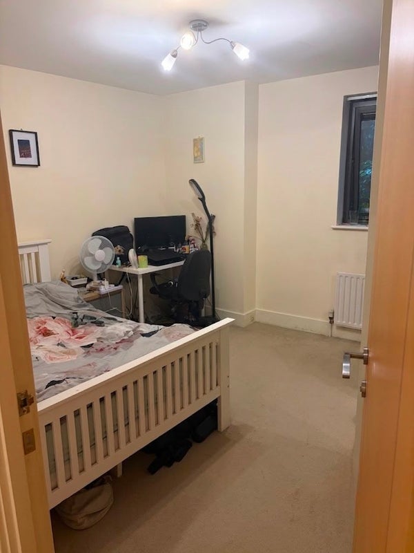 Room Manor Gardens in Greater London