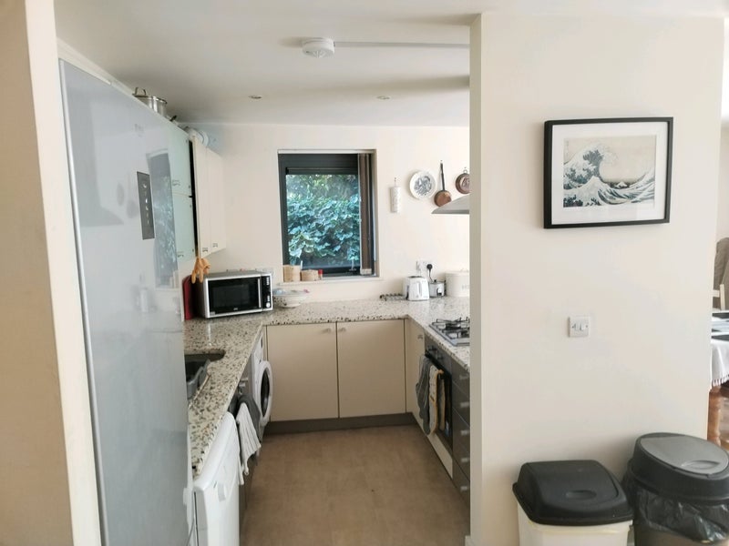 Room Manor Gardens in Greater London