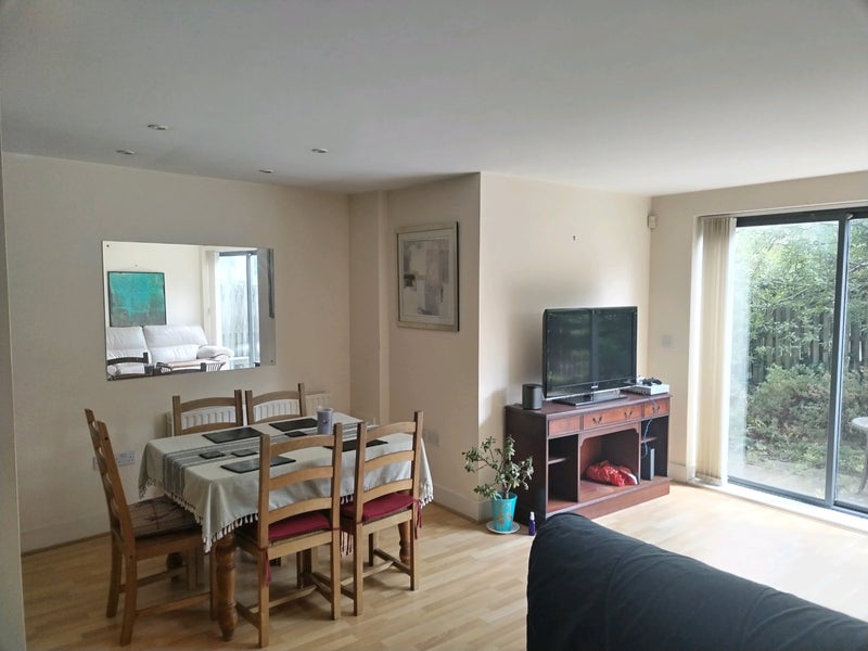 Room Manor Gardens in Greater London