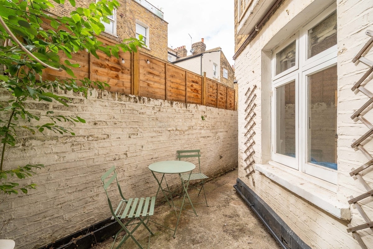 Flat Strathblaine Road in Greater London