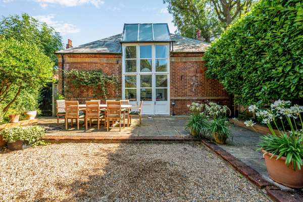 Flat Priory Gardens in Greater London
