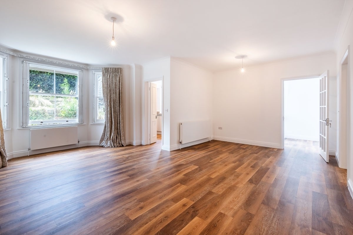 Flat Victoria Rise in Greater London