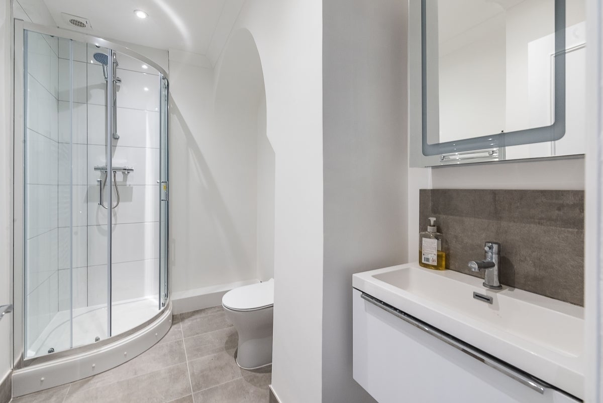 Flat Victoria Rise in Greater London