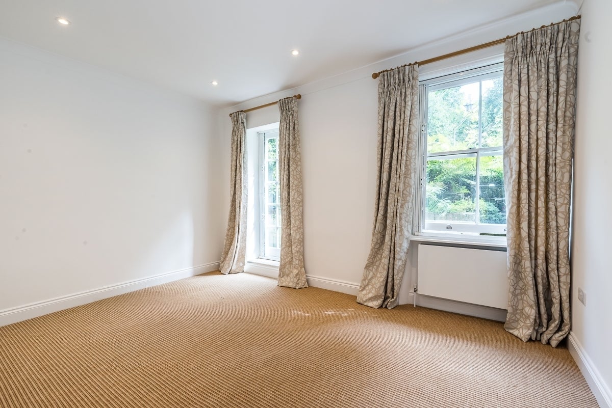 Flat Victoria Rise in Greater London