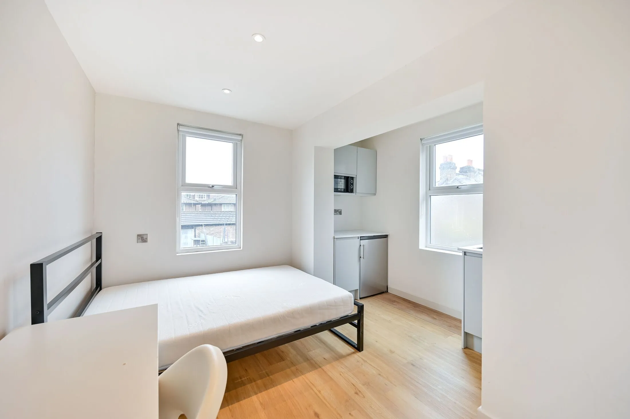 Room Hawks Road in Greater London