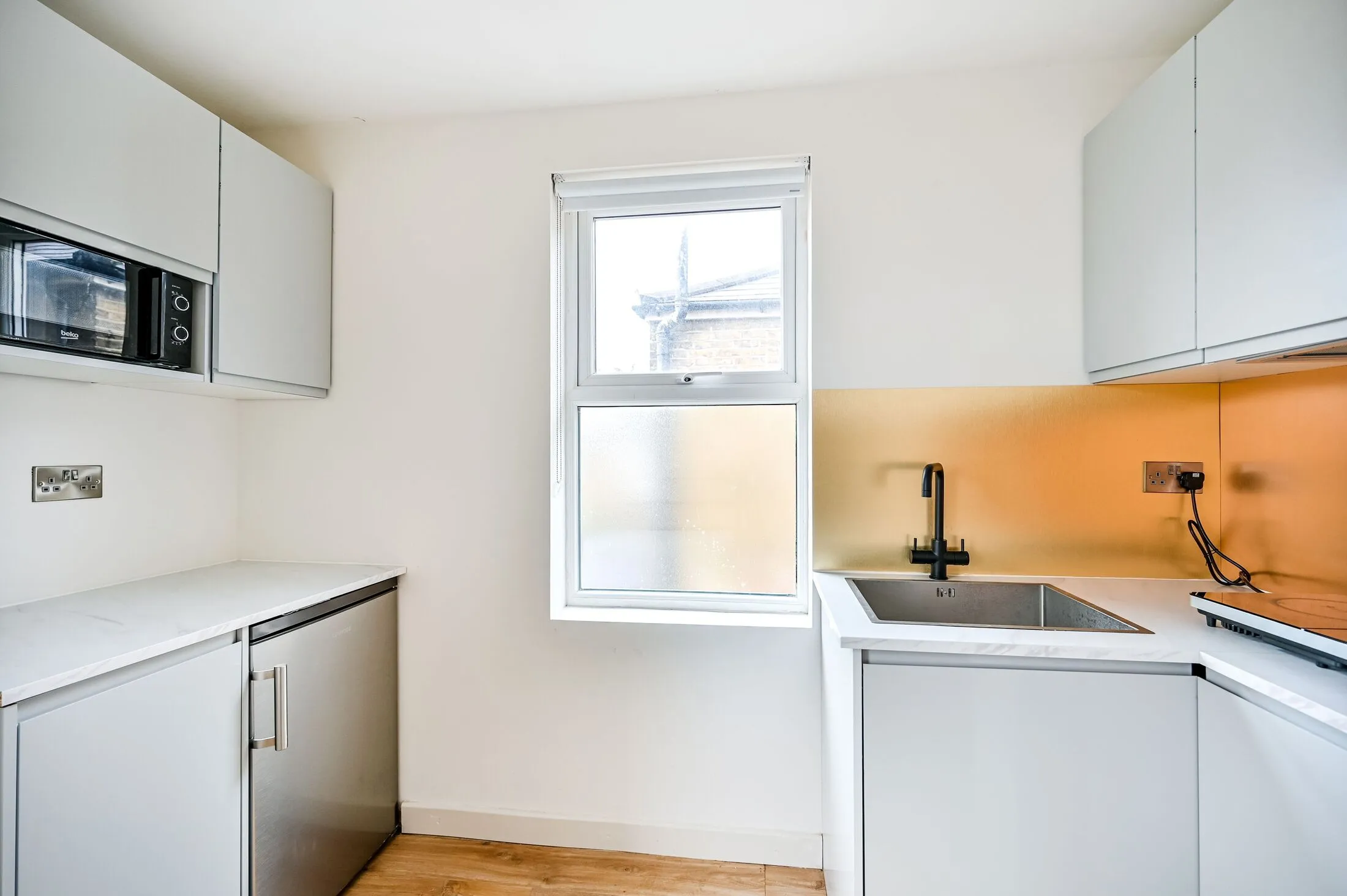Room Hawks Road in Greater London
