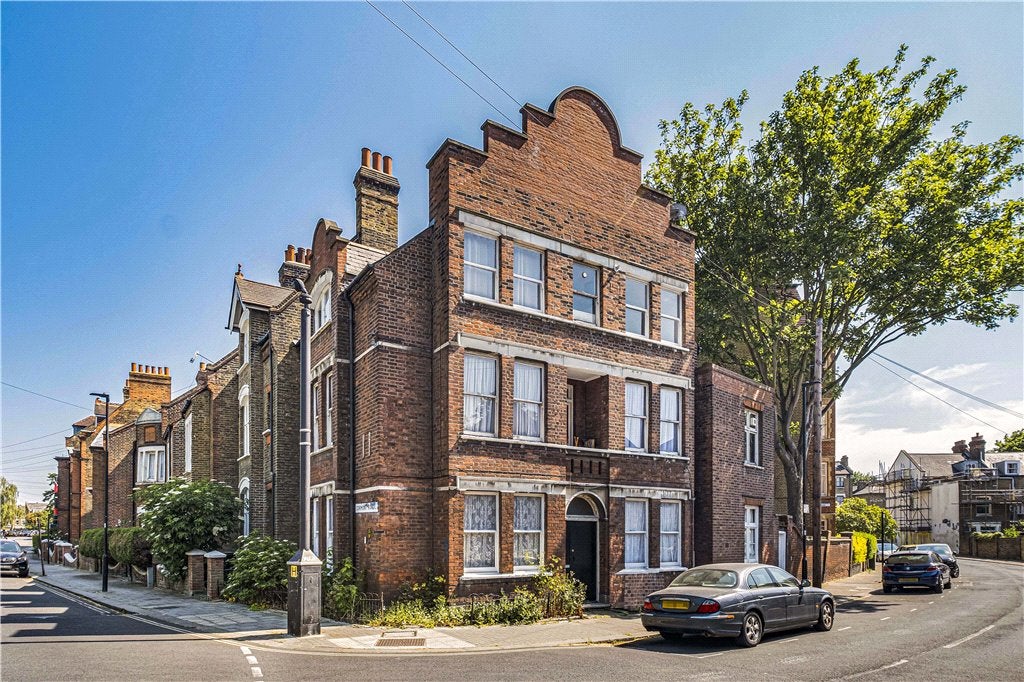 Flat Akerman Road in Greater London