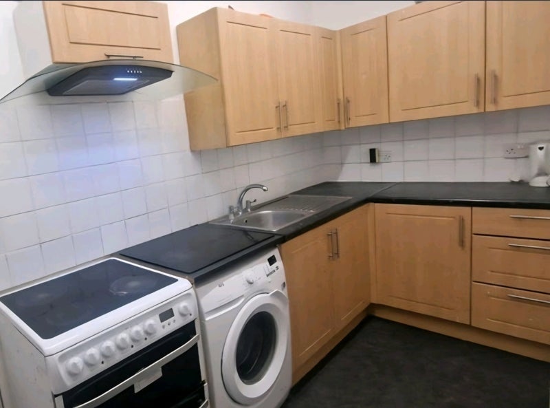 Room Honiton Road in Greater London