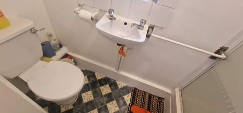 Room Honiton Road in Greater London