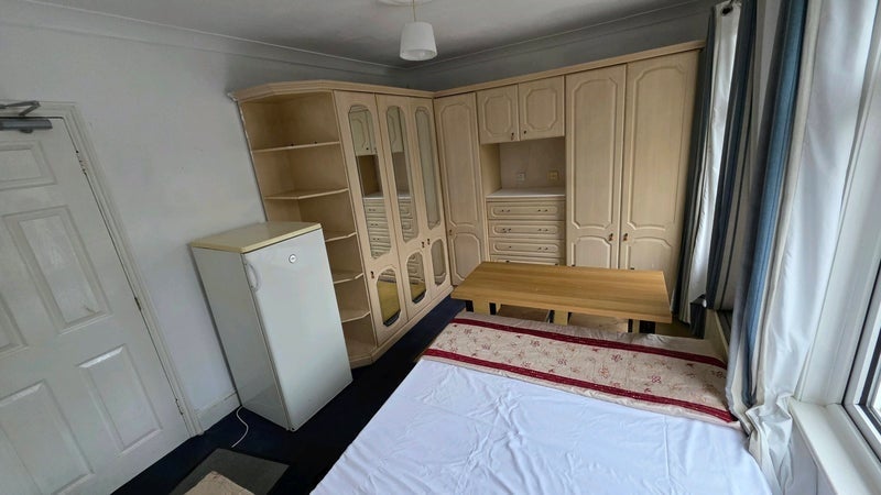 Room Honiton Road in Greater London