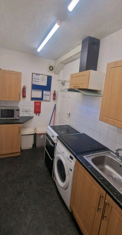 Room Honiton Road in Greater London