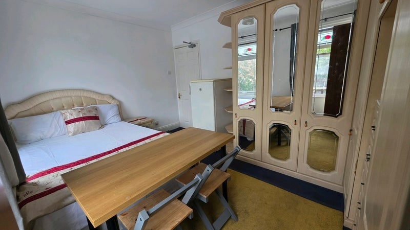 Room Honiton Road in Greater London