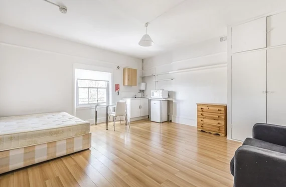 Flat Lyham Road in Greater London