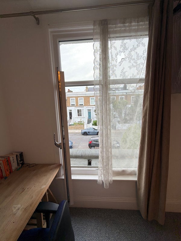 Room Stowe Road in Greater London