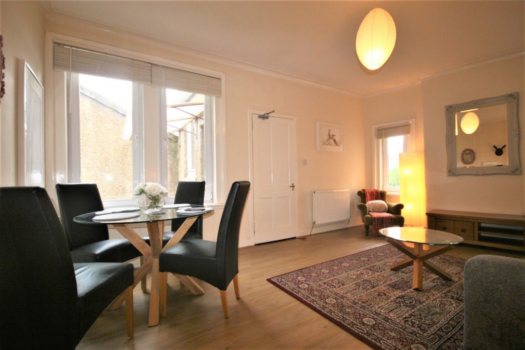 Flat Niddrie Mains Road in City of Edinburgh