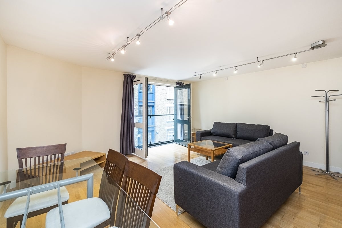 Flat Gainsford Street in Greater London