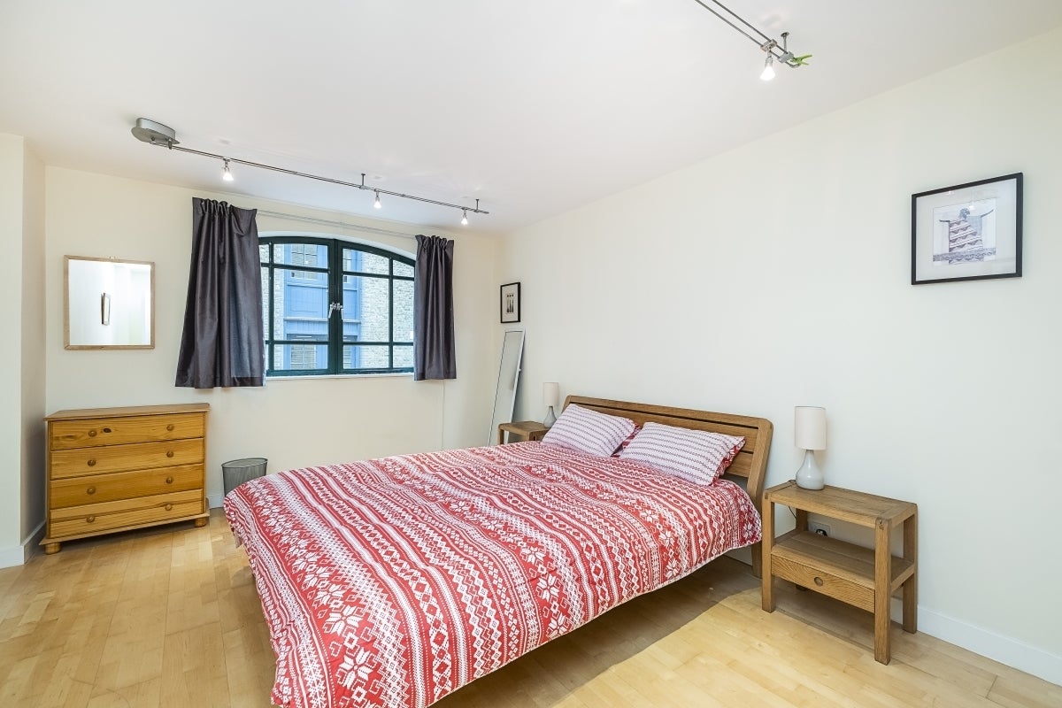 Flat Gainsford Street in Greater London
