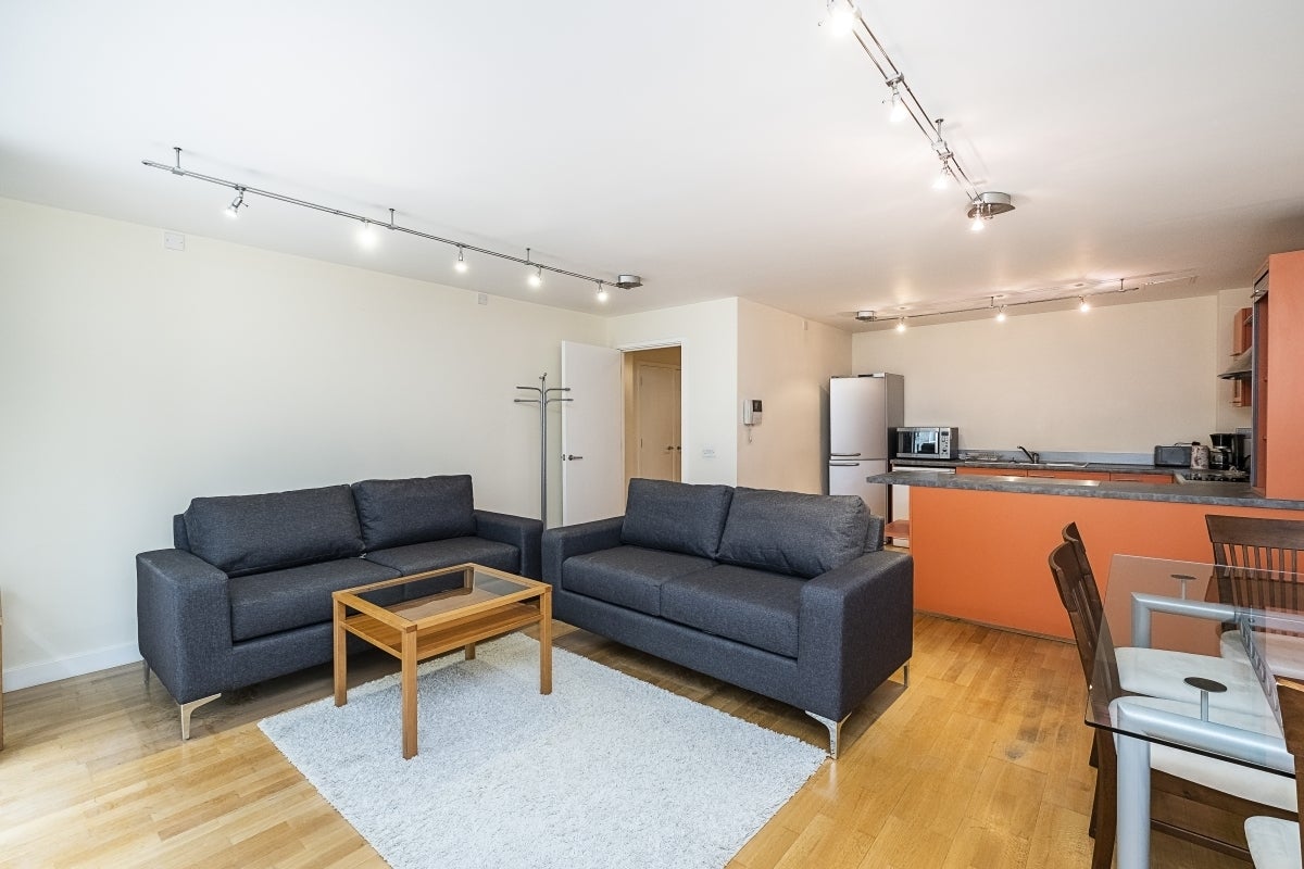 Flat Gainsford Street in Greater London
