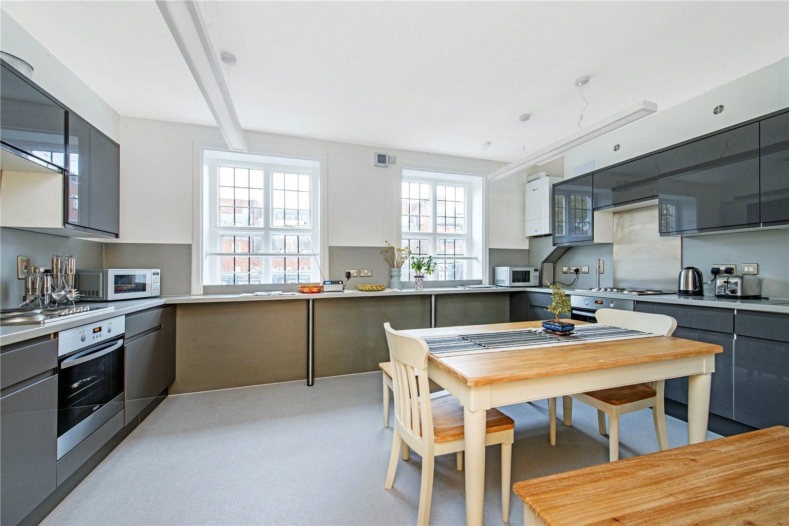 Room Vauxhall Bridge Road in City of Westminster
