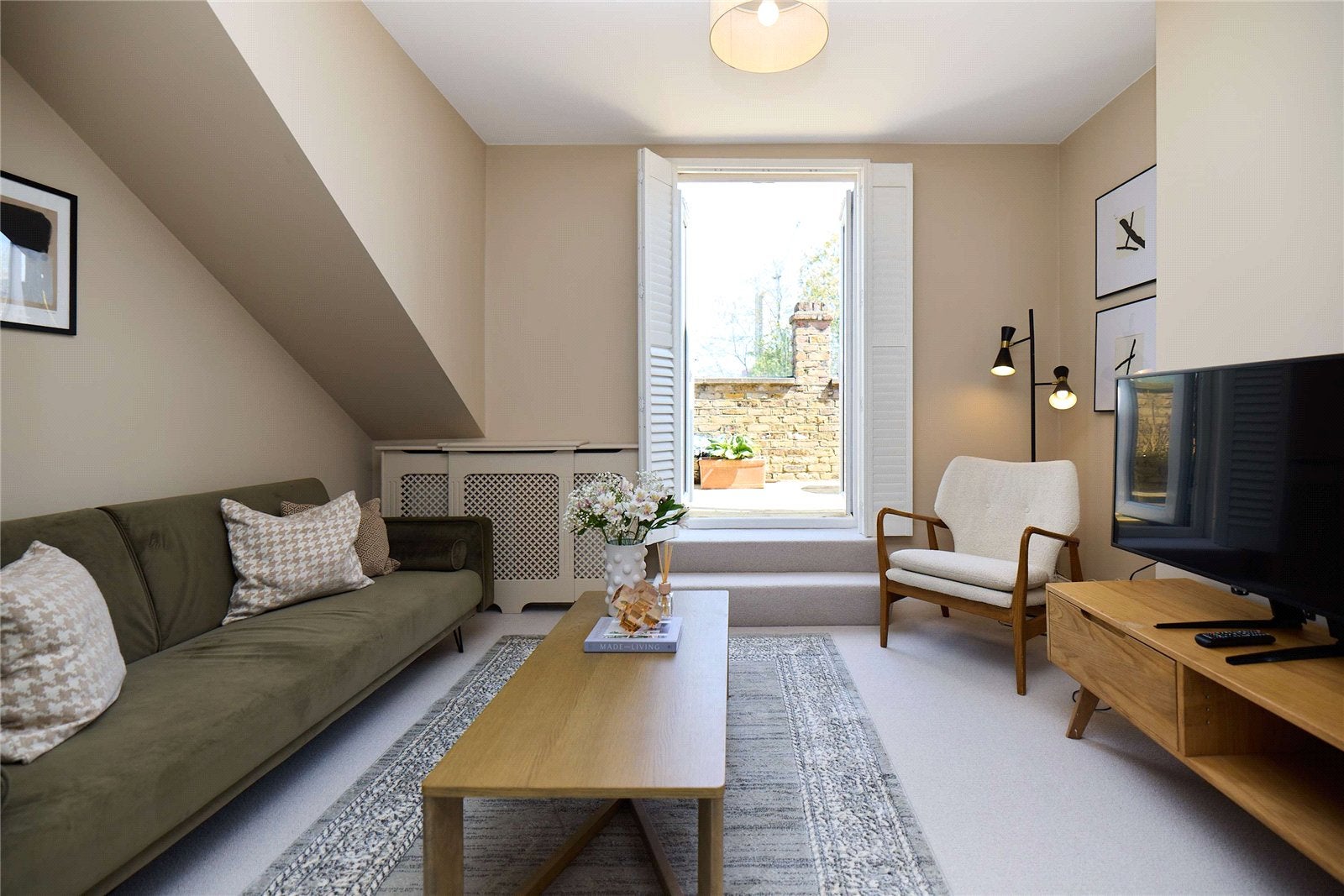 Flat Santos Road in Greater London